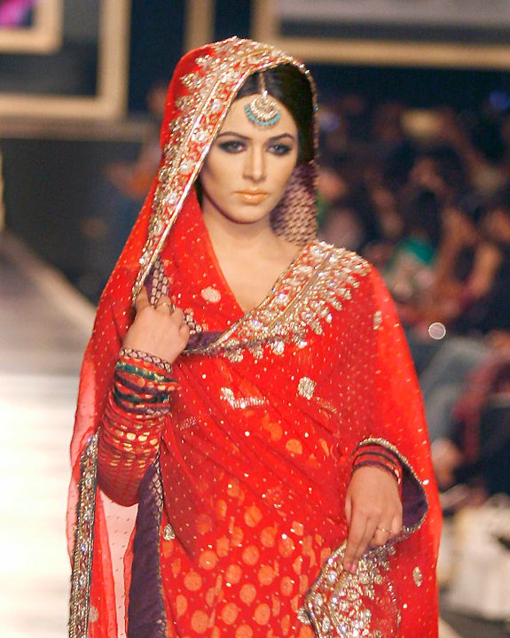 Makeup and hairdos in bridal couture week 2011 