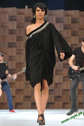 http://style.pk/wp-content/uploads/2011/09/Sana-Safinaz-Latest-Collection-At-Lux-Style-Award-2011-1-style.pk_.jpg