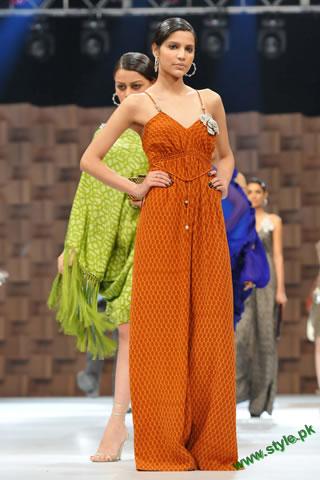 http://style.pk/wp-content/uploads/2011/09/Sana-Safinaz-Latest-Collection-At-Lux-Style-Award-2011-7-style.pk_.jpg