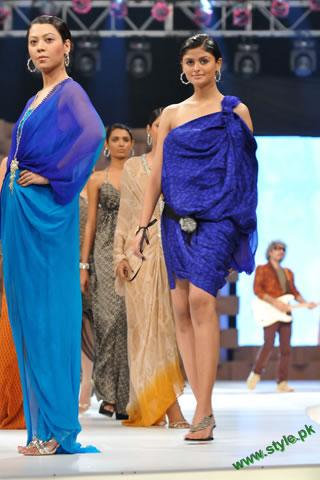 http://style.pk/wp-content/uploads/2011/09/Sana-Safinaz-Latest-Collection-At-Lux-Style-Award-2011-9-style.pk_.jpg