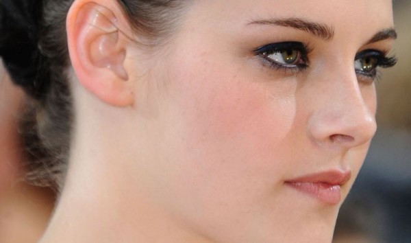 Learn How to keep eyes make up safe Kristen Stewart Eyes 600x354 makeup tips and tutorials 