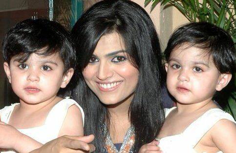  - Sophia-Mirza-With-twins-daughters