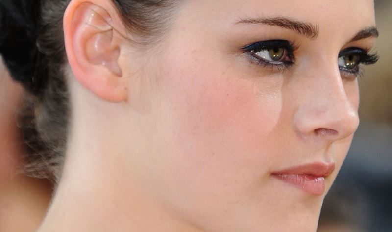 Learn How to keep eyes make-up safe - Kristen Stewart Eyes