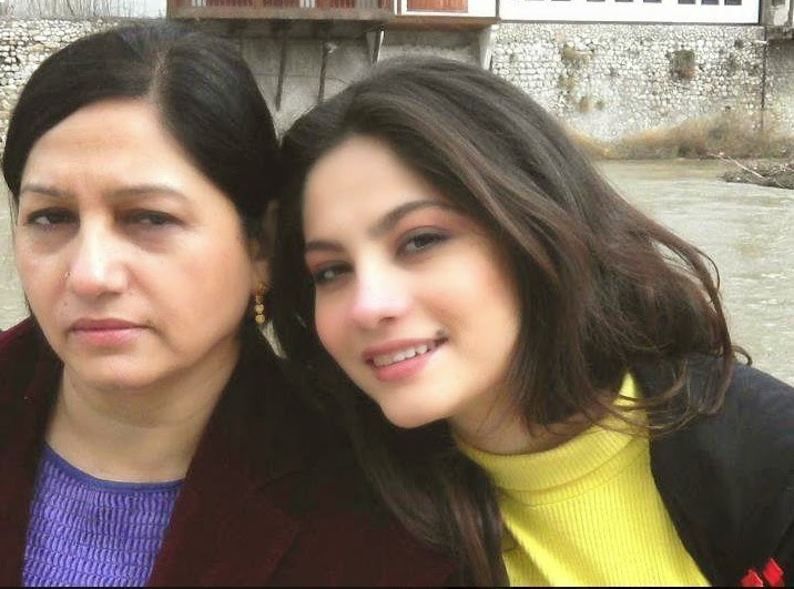 Neelam muneer with her mother