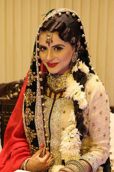 Which Pakistani TV Actress Looks Beautiful On Her Wedding ...
