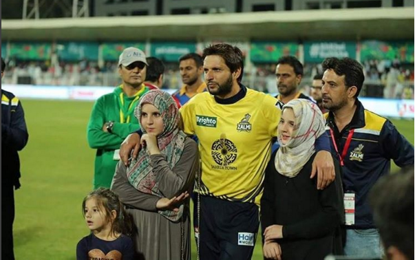 Shahid Afridi With His Daughters at PSL