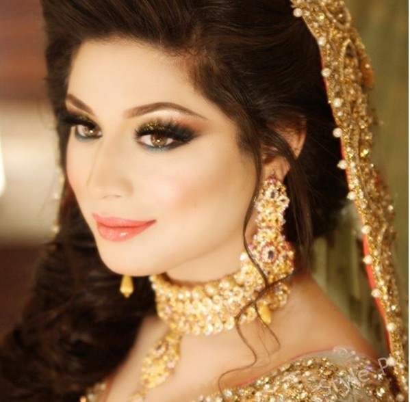 Sidra Batool Looks Glamorous on her Walima - Sidra Batool Reception ...