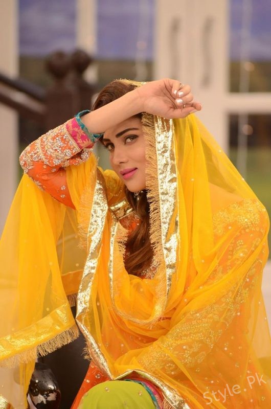 Fiza Ali in Bridal Dresses at Good Morning Pakistan 