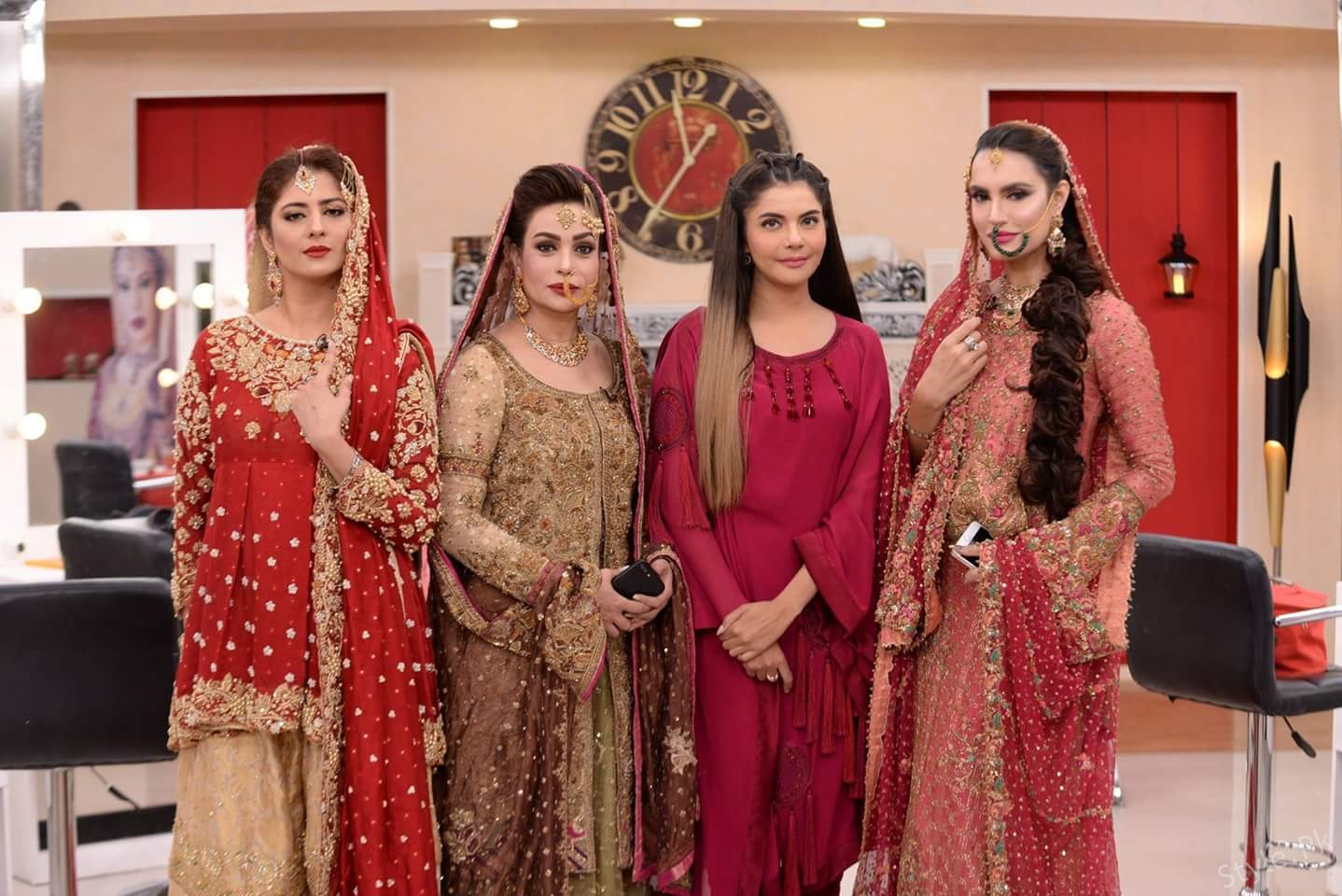 Celebrities Doing Their Own Bridal Make Up In Good Morning Pakistan
