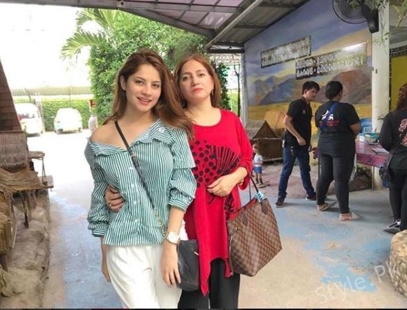 Neelam Muneer With Her Mother In Thaiand, Bangkok