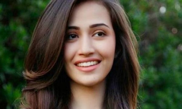 Sana Javed Leading On All Fronts As Khaani And Mehrunisa