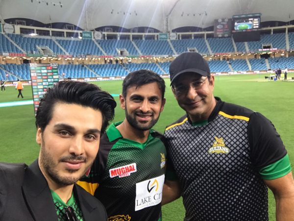 Ahsan Khan Respectful Behavior Towards His Fans Wins Heart