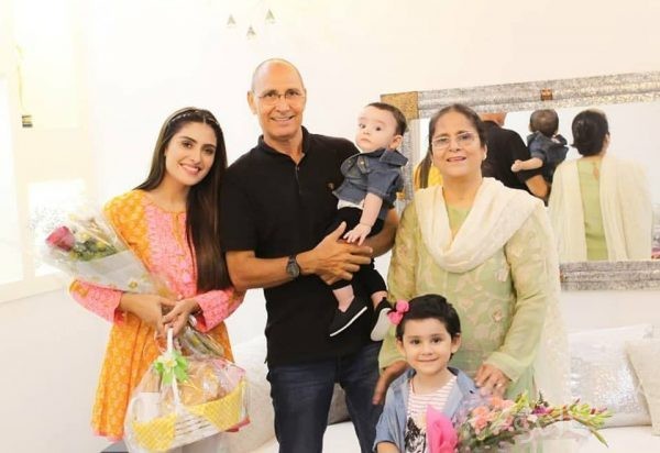 Beautiful Clicks Of Ayeza Khan With Her Family
