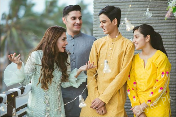 See Ayeza Kahn with her Siblings on Eid