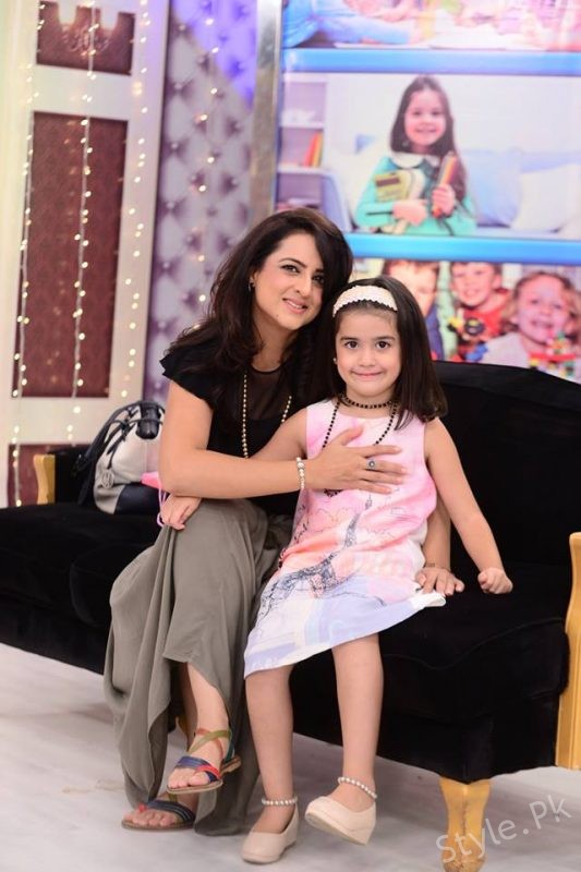 See Muzna Ibrahim with her daughter in Good Morning Pakistan